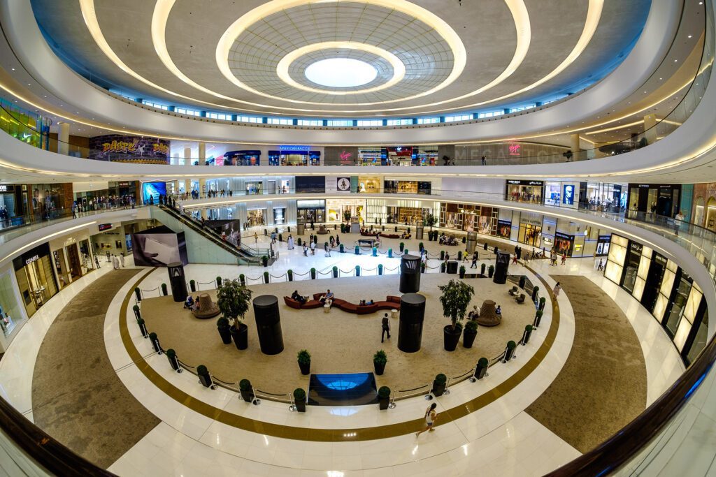 Dubai Mall Grand Atrium. Allt är nästan störst, bäst och vackrast här. Sa jag dyrast?