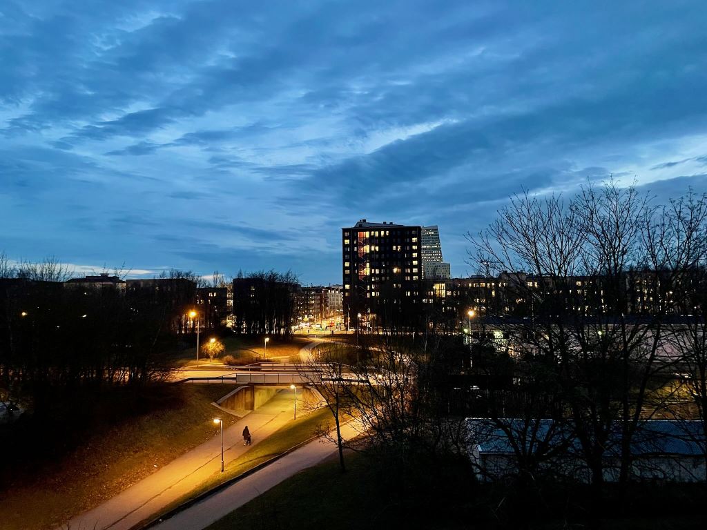 Fredag igen och det sista ljuset för dagen syns över Hyllie