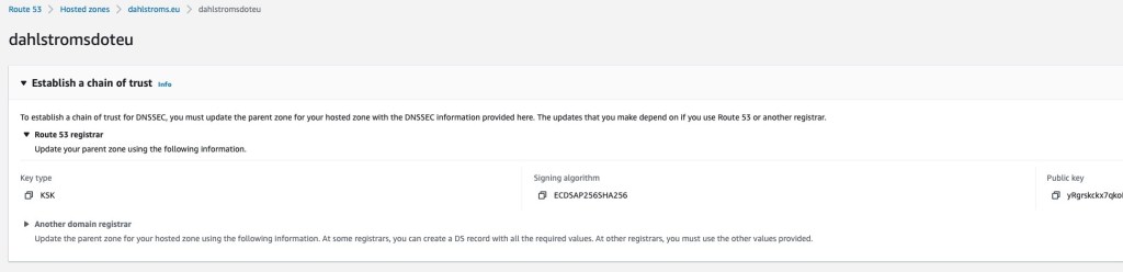 Skärmavbild av inställningar för att etablera en kedja av förtroende för DNSSEC i Amazon Route 53, inklusive information om Key-signing key, Key type, Signing algorithm och Public key.