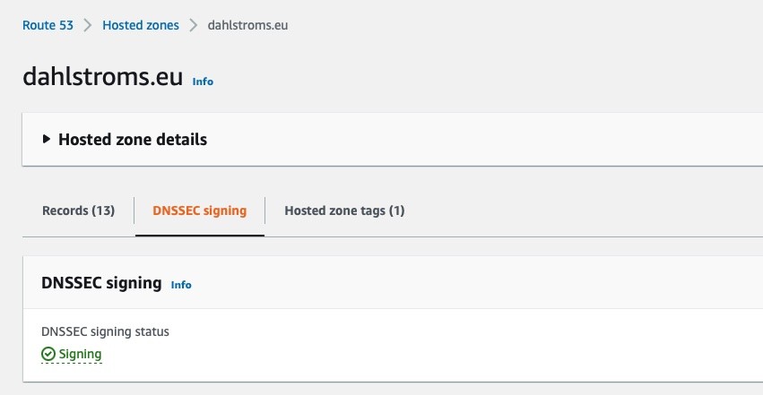 Skärmavbild som visar status för DNSSEC-signering för domänen dahlstroms.eu i Amazon Route 53.