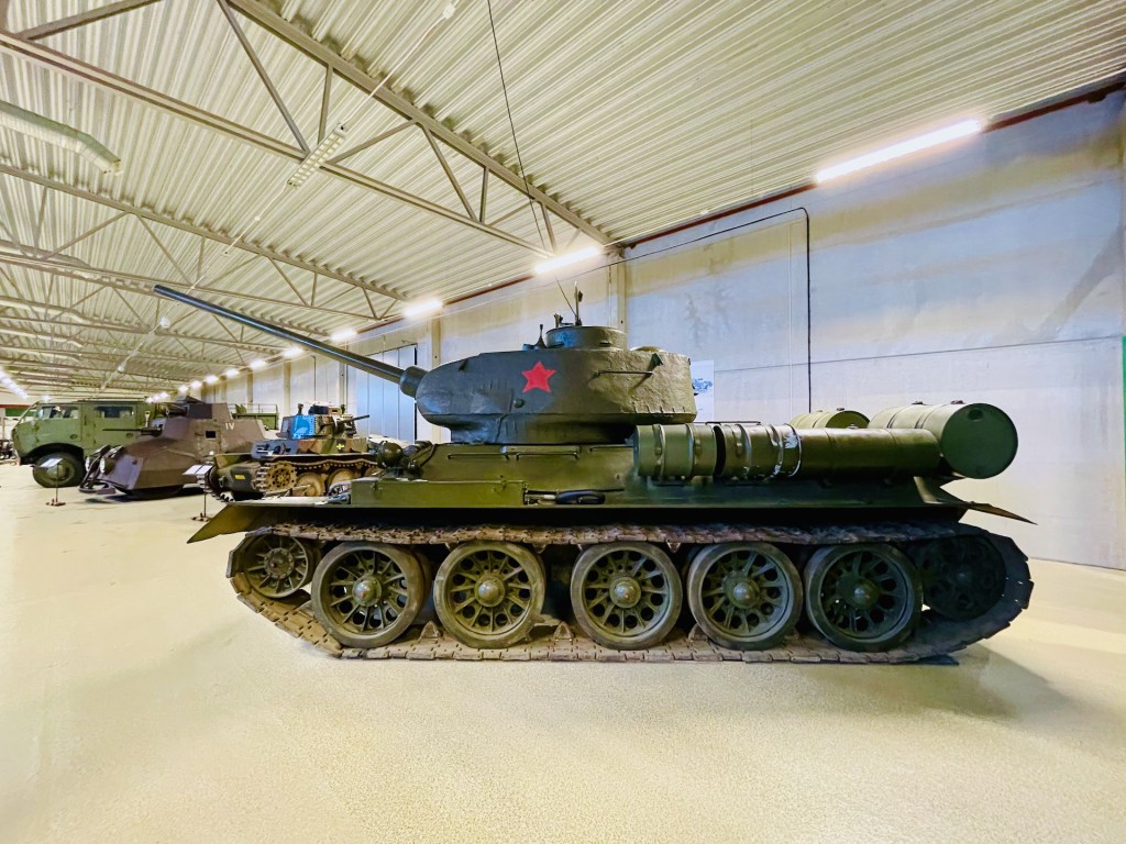 En sovjetisk stridsvagn T-34 utställd på Arsenalen, Sveriges Försvarsfordonsmuseum, omgiven av fler militärfordon.