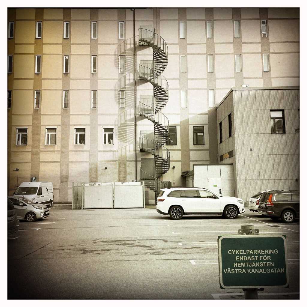 Bakgård med parkering.