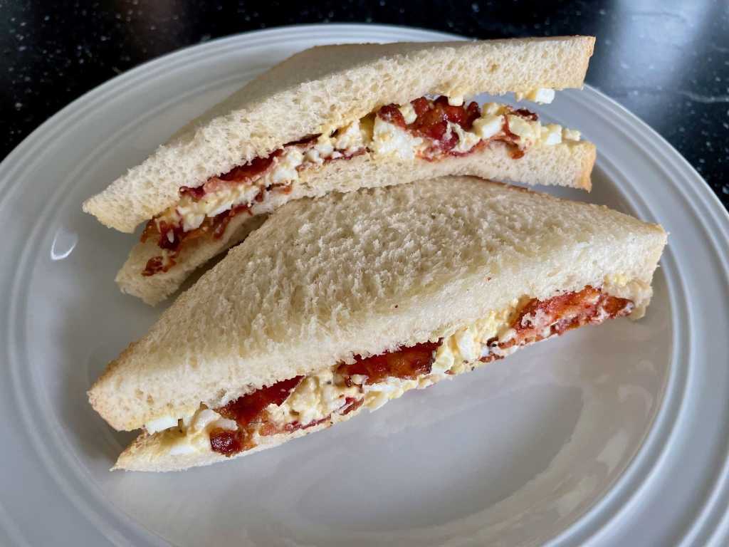 Trekantsmacka med äggsallad och bacon