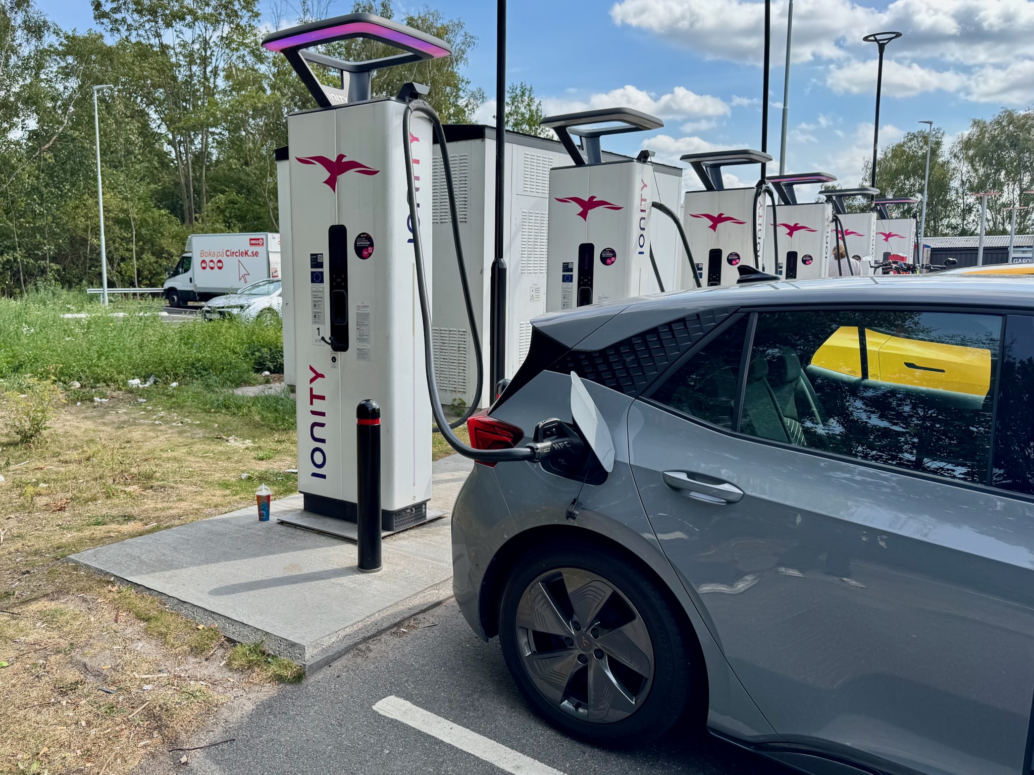 Elbil när du bor i lägenhet: Utmaningar och Fördelar