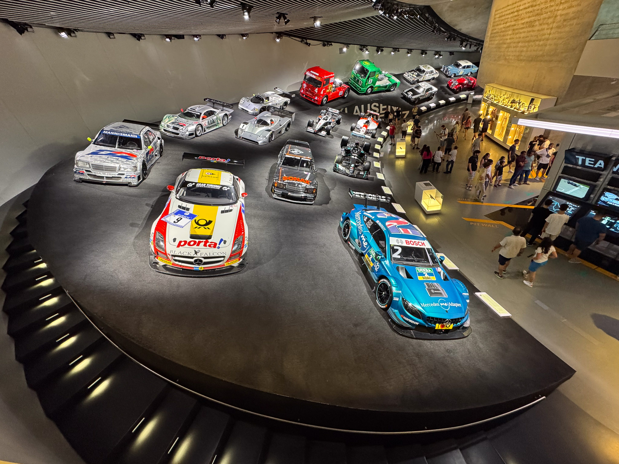 Mercedes-Benz Museum: En tidsresa genom bilens utveckling