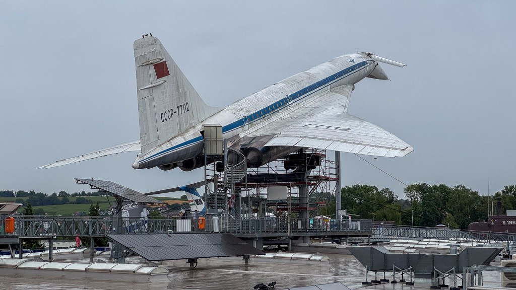 En Tupolev TU-144 uppställd på taket av Technikmuseum Sinsheim, omgiven av en plattform och besökare.